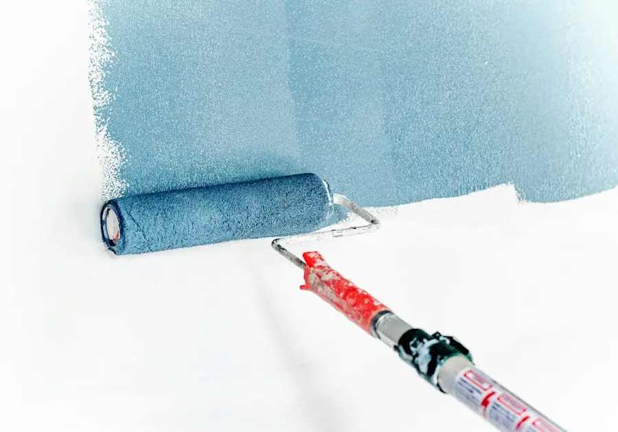 Rouleau de peinture bleu sur un mur