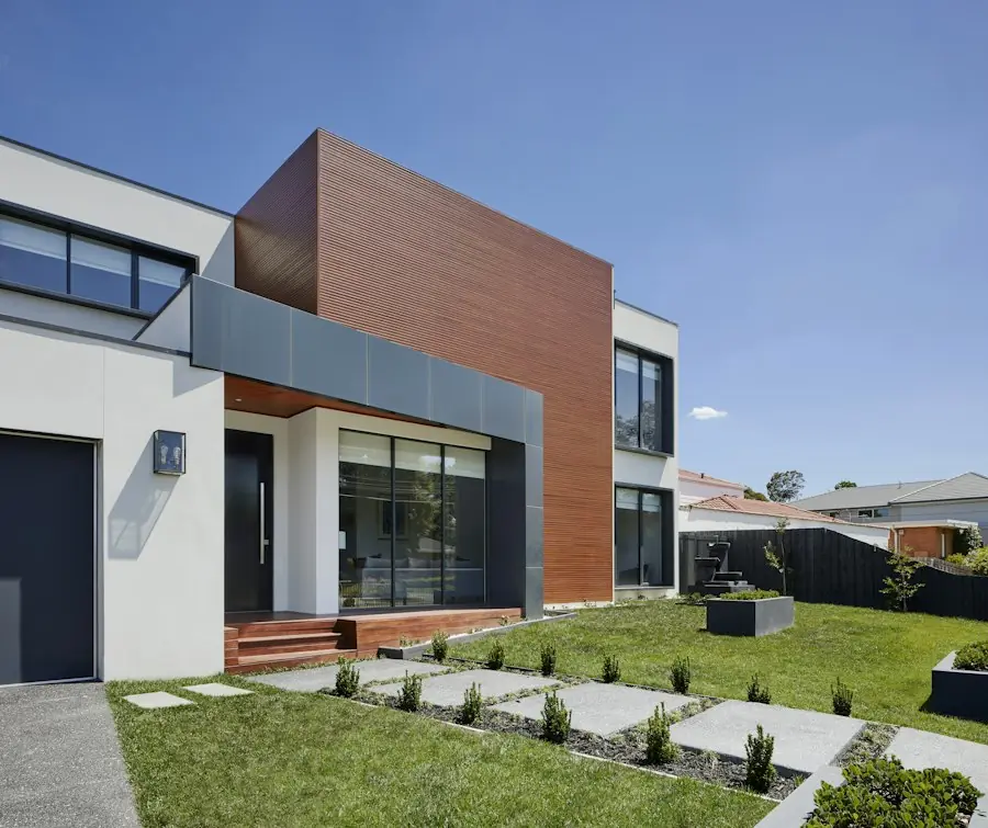 Façade moderne avec gazon neuf